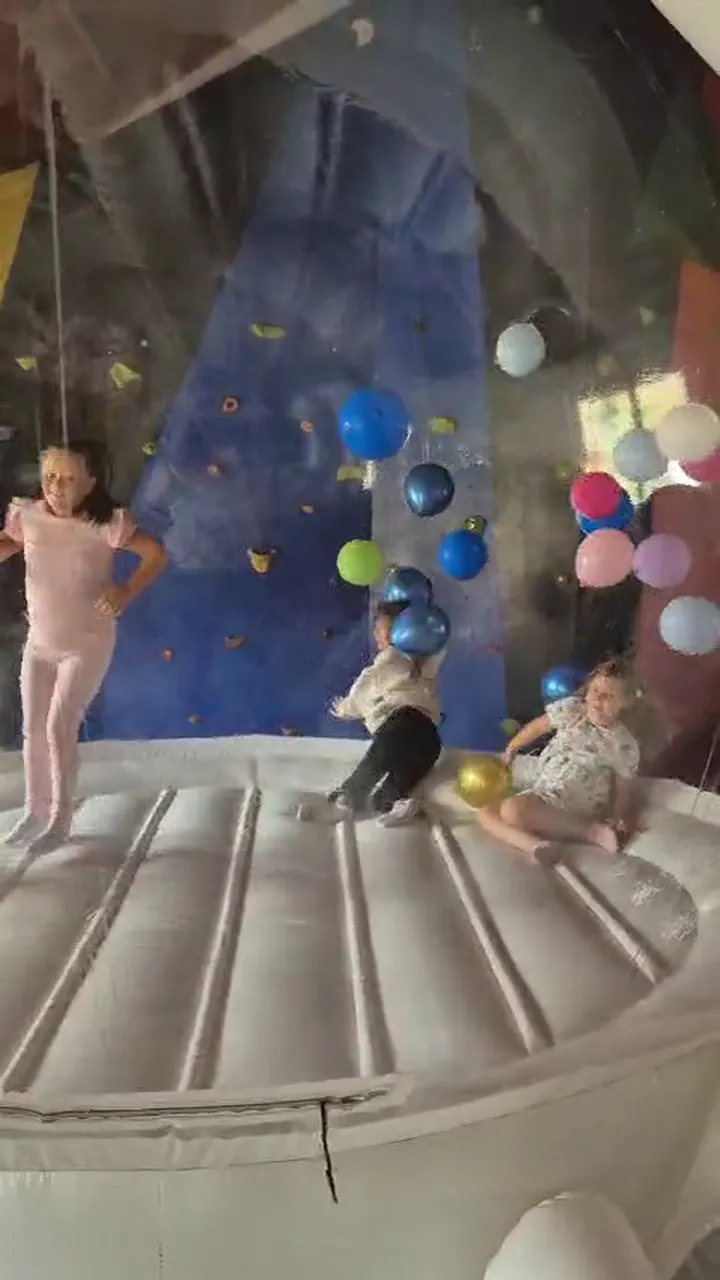 Deca skaču u Bubble kući